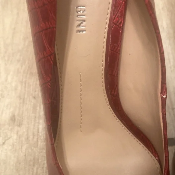 Gently used Gianni Bini Pumps - Picture 4 of 7